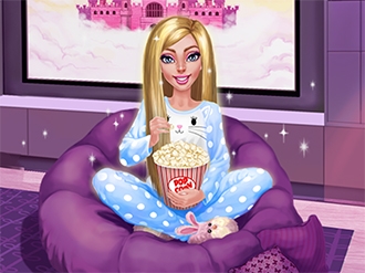 It's movie time! Let's help Bonnie change into something comfy. There are lots of clothing options, 